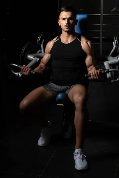锻炼肱二头肌在健身房里的男人 — 图库照片