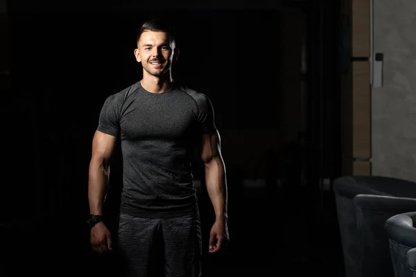 Retrato de um homem musculoso da aptidão — Fotografia de Stock