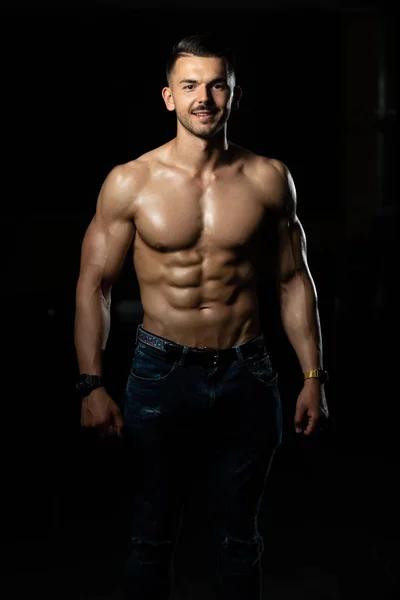 Young Bodybuilder In Jeans Flexing Muscles — Stock Photo, Image