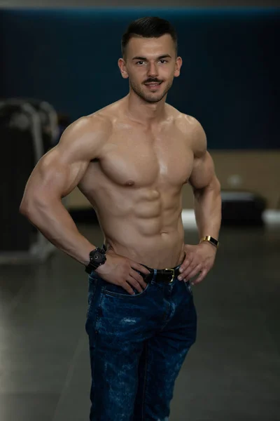 Muscular Bodybuilder In Jeans Flexing Muscles — Stock Photo, Image