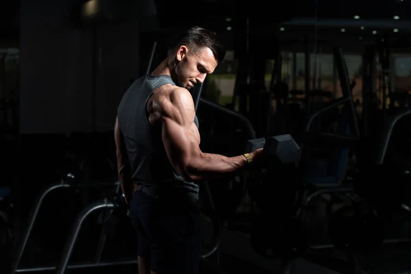 Man met halters Biceps trainen — Stockfoto