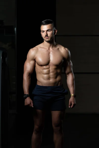 Retrato de un joven musculoso físicamente en forma — Foto de Stock