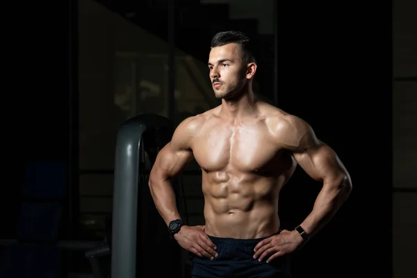 Muskulös Bodybuilder flexar muskler — Stockfoto