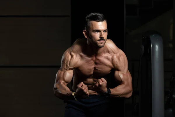 Junger Bodybuilder lässt Muskeln spielen — Stockfoto