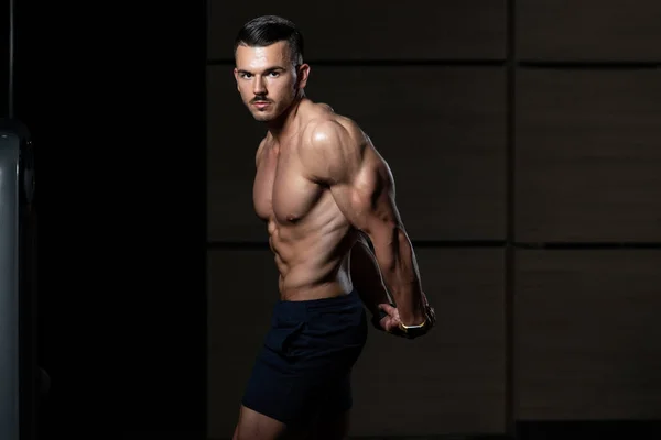 Yakışıklı Bodybuilder Yan Triceps Pose yapma — Stok fotoğraf