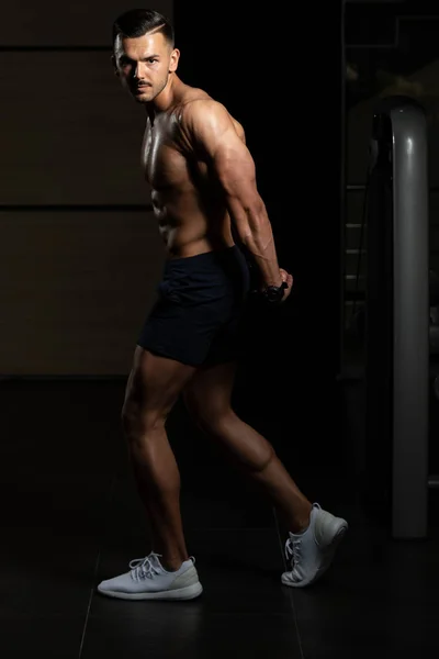 Muskulös Man flexar muskler sida Triceps Pose — Stockfoto