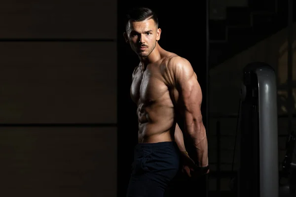 Kaslı adam kasları profilden Triceps poz esneme — Stok fotoğraf