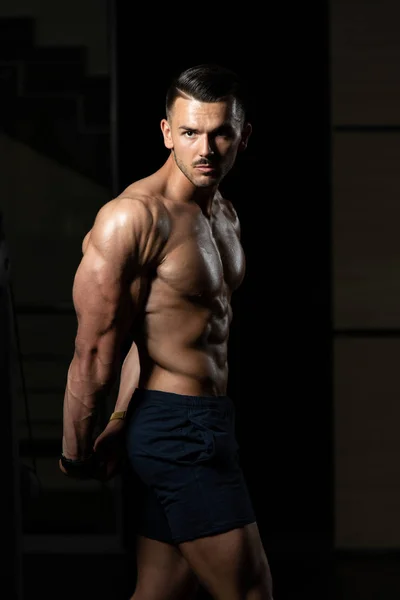 Όμορφος bodybuilder κάνοντας πλευρά triceps — Φωτογραφία Αρχείου