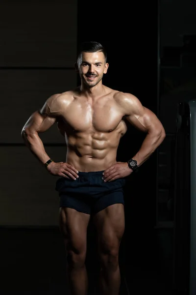 Giovane uomo mostrando muscolo addominale — Foto Stock