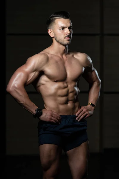 Ritratto di un uomo muscoloso fitness — Foto Stock