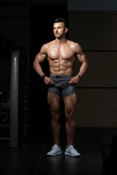 Muskulös Bodybuilder flexar muskler — Stockfoto