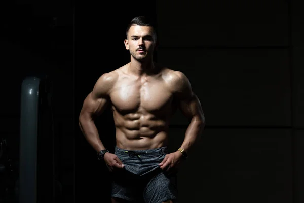 De pie fuerte en el gimnasio —  Fotos de Stock