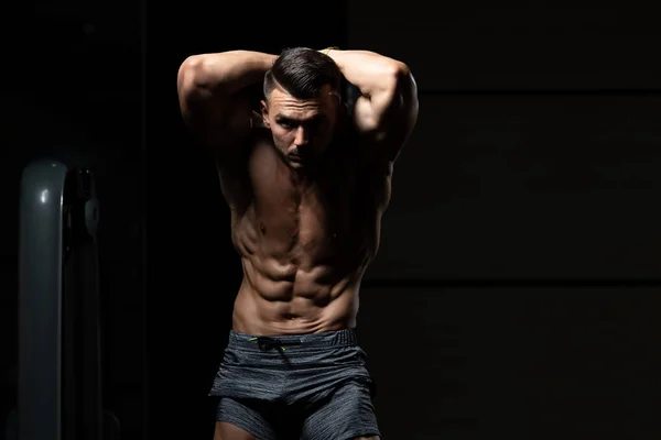 Молодой человек демонстрирует мышцы живота — стоковое фото