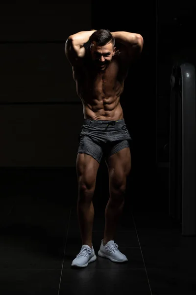 BodyBuilder sérieux debout dans la salle de gym — Photo