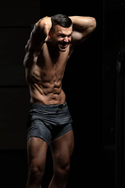 Stilig muskulös Man flexar muskler i gymmet — Stockfoto