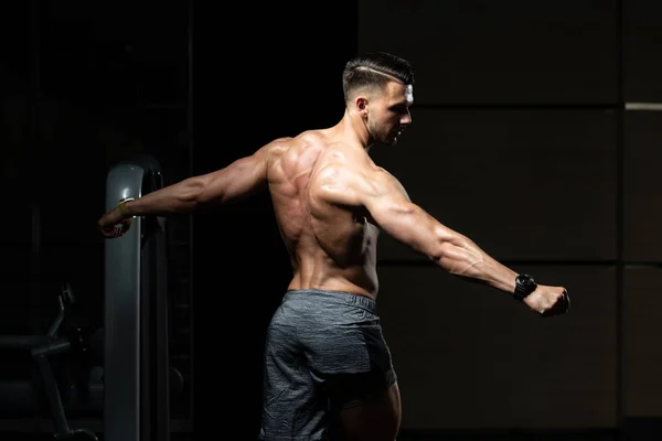 Körperlich zeigt der Mann seinen gut trainierten Rücken — Stockfoto