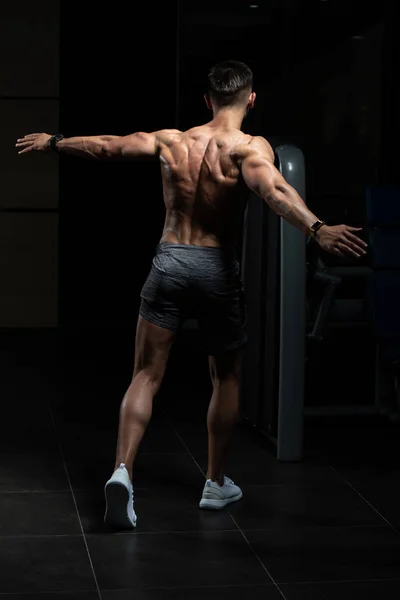 Físicamente el hombre mostrando su espalda bien entrenada —  Fotos de Stock