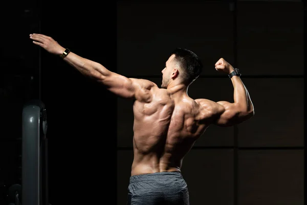 Jovem halterofilista Flexing Back Pose — Fotografia de Stock