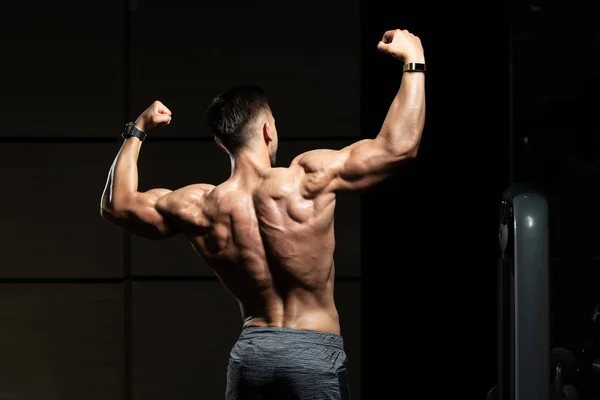 Físicamente el hombre mostrando su espalda bien entrenada —  Fotos de Stock