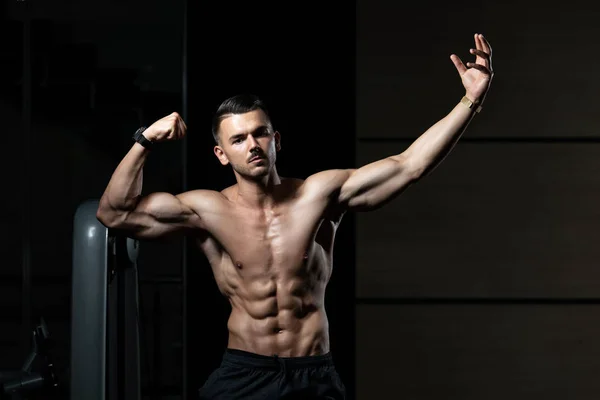 Jeune homme en bonne santé Muscles flexibles — Photo