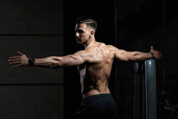 Muscular hombre flexión espalda músculos Pose — Foto de Stock