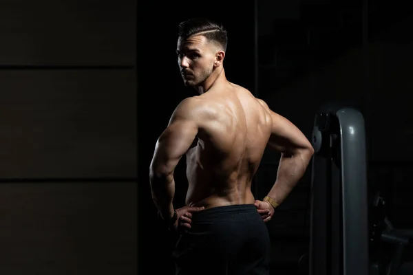 Homme musculaire flexion des muscles du dos Pose — Photo