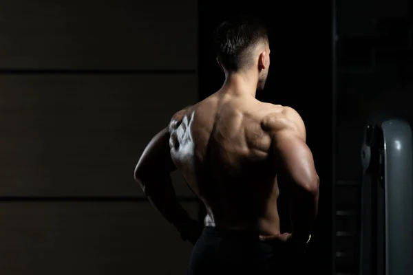 Bodybuilder in Front-Lat-Spread-Pose — Stockfoto