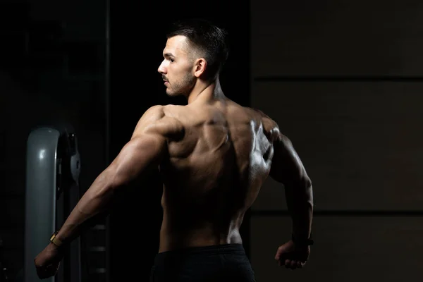 Junge Bodybuilderin biegt Pose zurück — Stockfoto