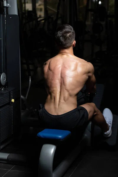 Homem muscular fazendo exercício de peso pesado para as costas — Fotografia de Stock