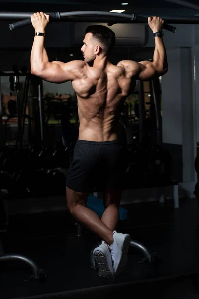 Male Athlete Doing Pull Ups — Stock Photo, Image