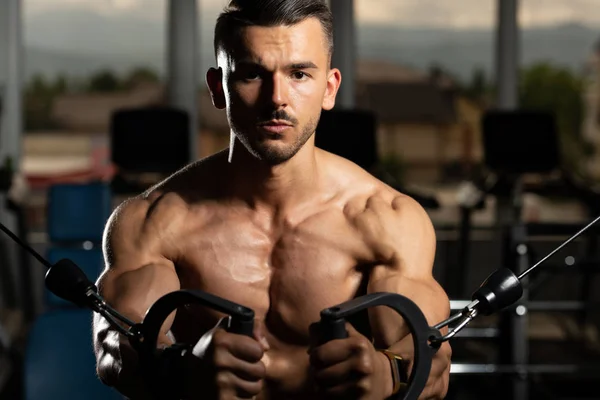 Vücut geliştirmeci egzersiz göğüste makine — Stok fotoğraf