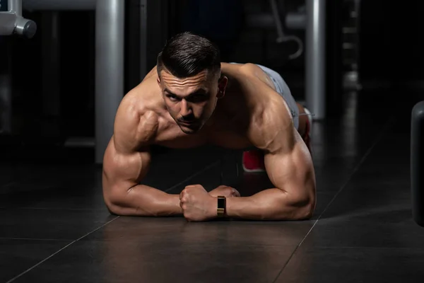 Young Man Exercising Pushups — Stok Foto