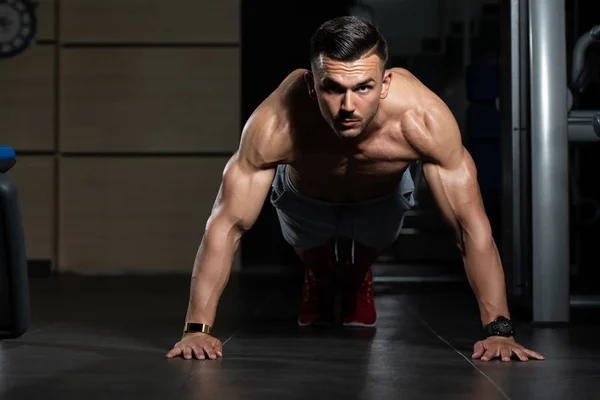 Model Doing Press Ups In Gym — Stock Photo, Image