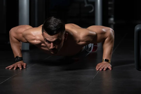 Modelo haciendo prensa sube en el gimnasio —  Fotos de Stock