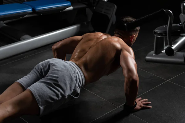 Idrottsman utövar Push Ups — Stockfoto