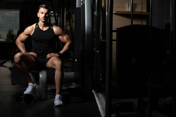 Trött tränare efter träning med Gym vikter — Stockfoto