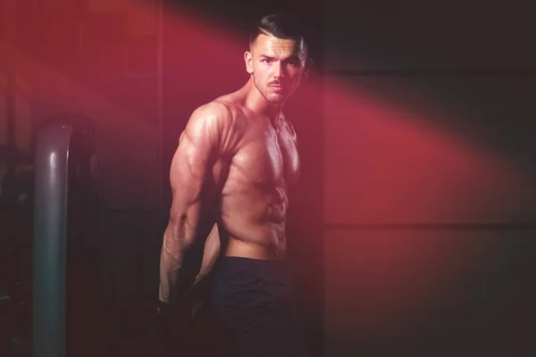Kaslı adam kasları profilden Triceps poz esneme — Stok fotoğraf