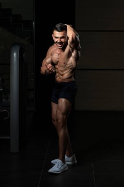 Yakışıklı vücut geliştirmeciydi yan göğüs poz yapma