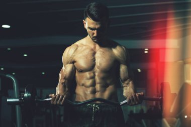 Pazı egzersiz bir spor salonunda Dumbbells ile