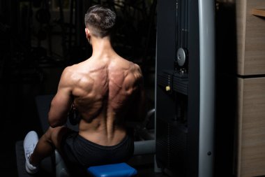 Spor salonunda egzersiz vücut geliştirmeci