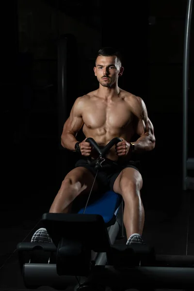 Muskulös Man gör tung vikt träning för rygg — Stockfoto