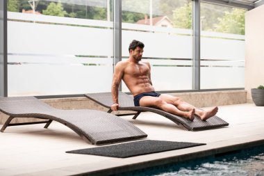 Genç atlet güneşlenme üzerinde dinlenme