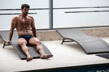 Genç atlet güneşlenme üzerinde dinlenme