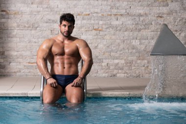 Atlet otelde kapalı havuz