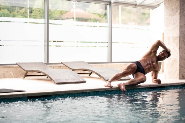 Спортсмен готелю критий басейн — стокове фото