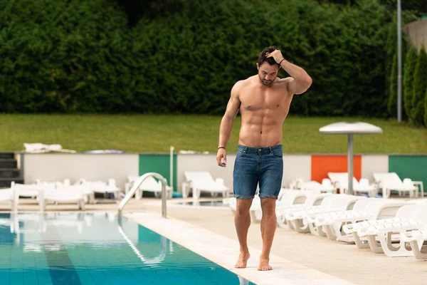 Homem Muscular Jovem Na Piscina Exterior — Fotografia de Stock