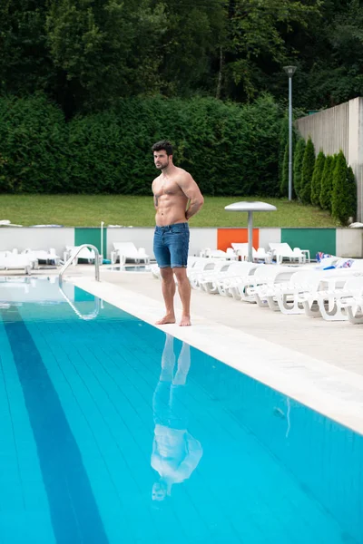 야외 수영장에서 젊은 근육 남자 — 스톡 사진