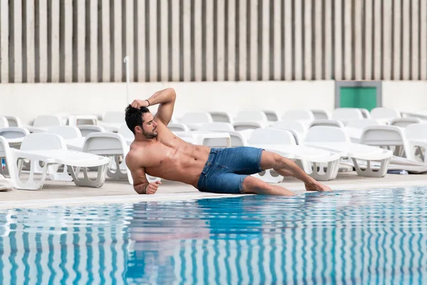 Porträt eines muskulösen Mannes im Schwimmbad — Stockfoto