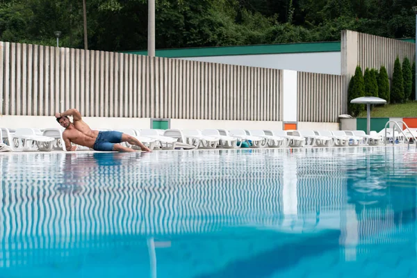 Atleta en piscina al aire libre — Foto de Stock
