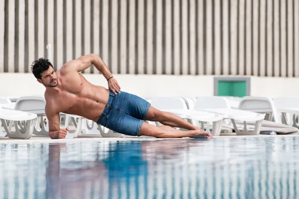 Retrato de un hombre musculoso en la piscina — Foto de Stock
